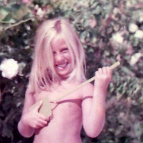 Ποια είναι η ξανθιά μικρούλα;