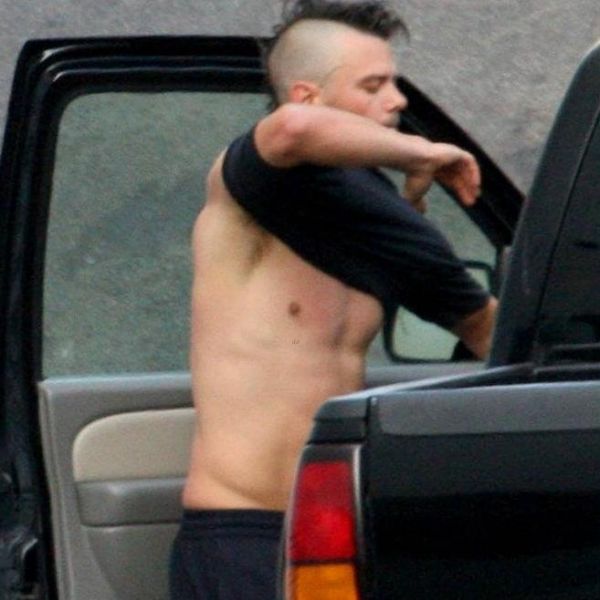 Ζεστάθηκε και άρχισε το στριπτίζ στη μέση του δρόμου ο… Josh Duhamel!