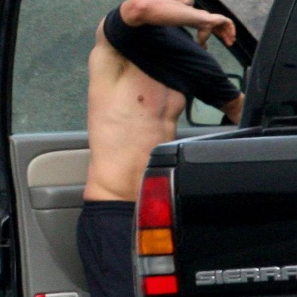 Ποιος ζεστάθηκε και άρχισε το στριπτίζ στη μέση του δρόμου;