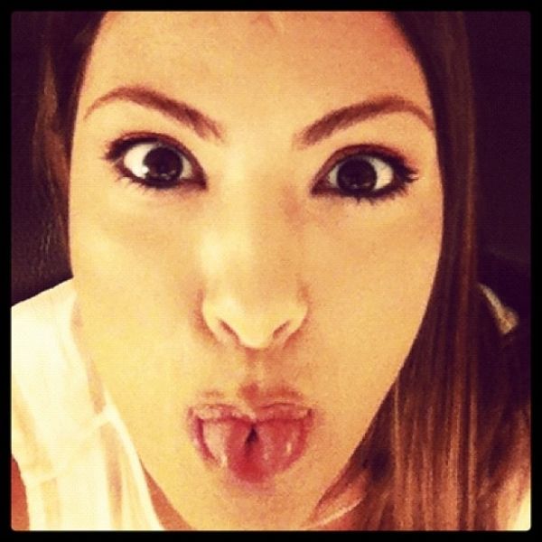 Ποια παρουσιάστρια βγάζει… γλώσσα; (φωτό)