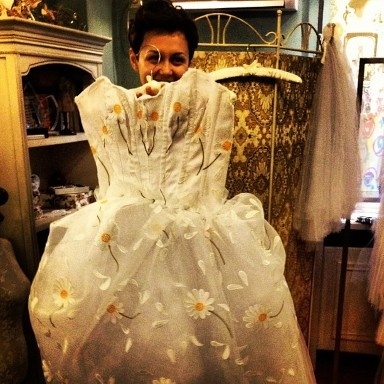 Παντρεμένη παρουσιάστρια παραλίγο να φορέσει πάλι νυφικό!