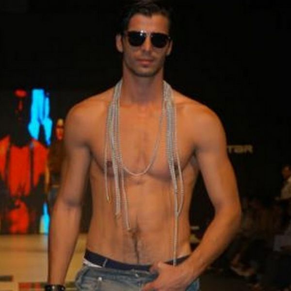 «Φέτες» κοιλιακούς έχει ο Μποράν από τη σειρά «Σιλά»