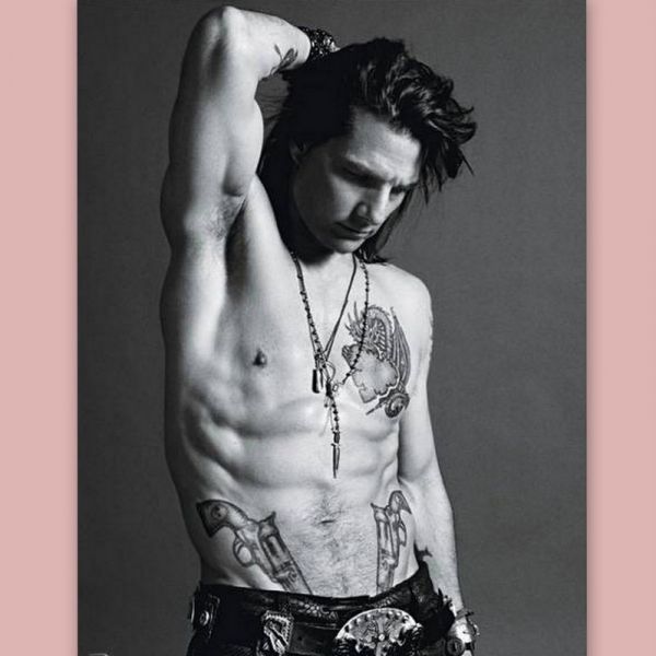 Είναι ο Tom Cruise του 2012, σε φωτογράφηση για περιοδικό, και όχι ο Tom Cruise του 1990! Μια χαρά κρατιέται!