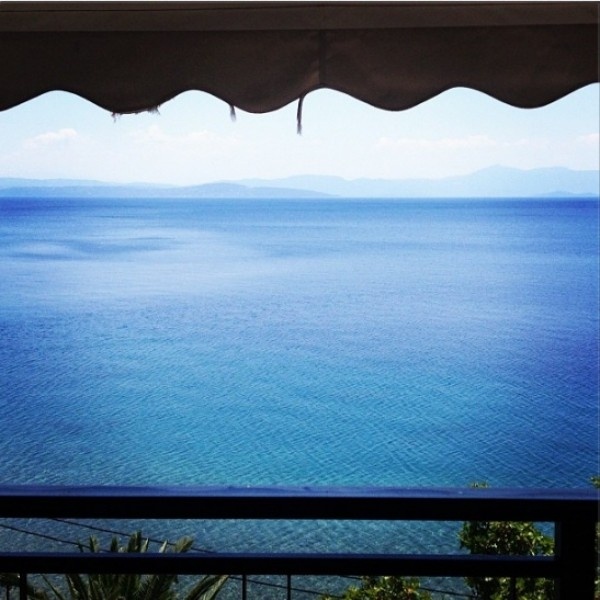 Ποια παρουσιάστρια απολαμβάνει αυτή την θέα;