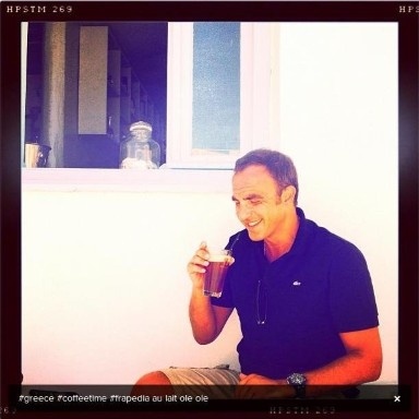 Νίκος Αλιάγας: Πίνει τον φραπέ του στη Σέριφο!