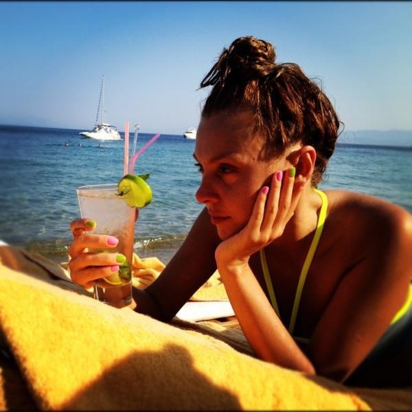 Τάμτα: Ποζάρει στις διακοπές της και τις tweet-άρει!