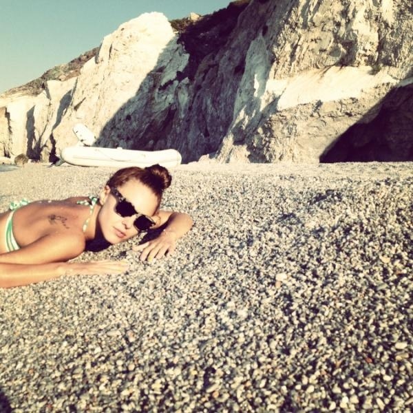 Τάμτα: Ποζάρει στις διακοπές της και τις tweet-άρει!