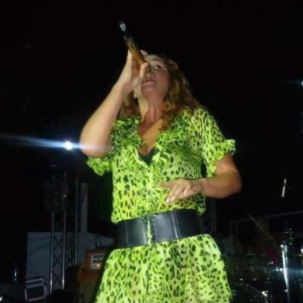 Η Έλενα Παπαρίζου «ξεσήκωσε» την Κύπρο με τις επιτυχίες της αλλά και με τη σέξι της εμφάνιση