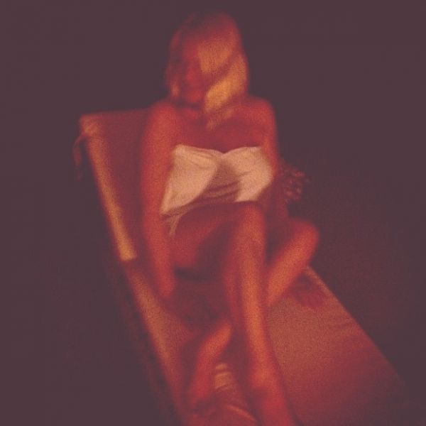 Ρούλα Κορομηλά: Φιλοξενεί τους φίλους της στο εξοχικό της  