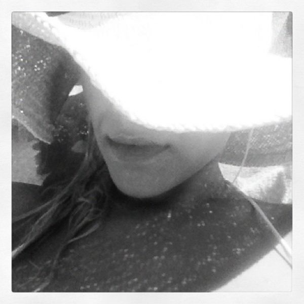 Κι έκρυψε το πρόσωπό της… (φωτο)