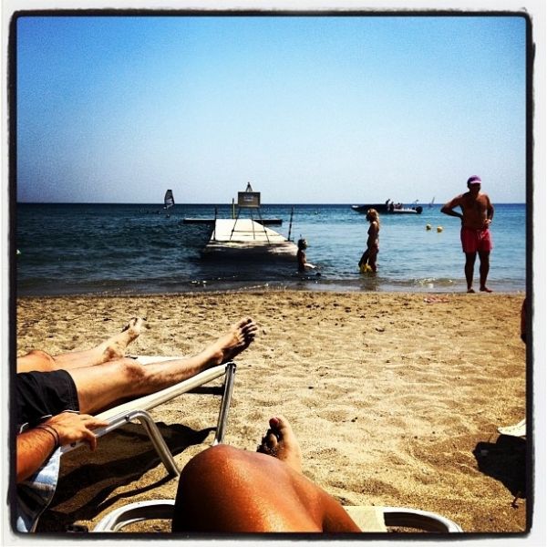 Κι έκρυψε το πρόσωπό της… (φωτο)