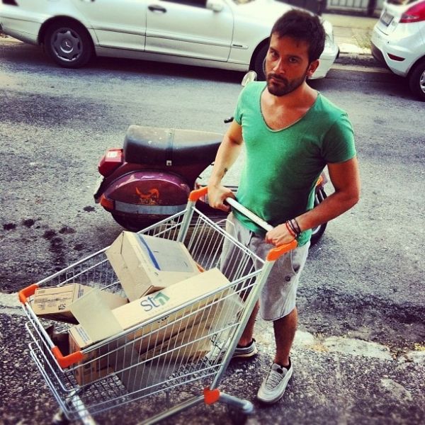 Ποιος γνωστός τραγουδιστής κουβαλάει… πλακάκια;