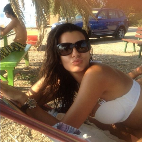 Ποια κυρία της σόουμπιζ στέλνει φιλιά από την παραλία;