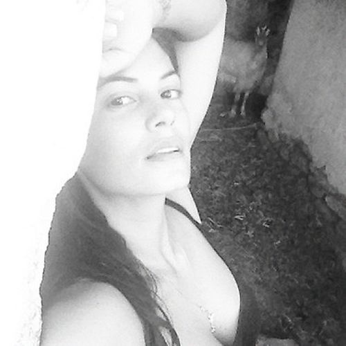 Ελληνίδα ηθοποιός ποζάρει μπροστά από κοτέτσι στις διακοπές της!