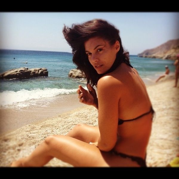 Δείτε την Μαρία Κορινθίου άβαφη και με μαγιό! (φωτό)