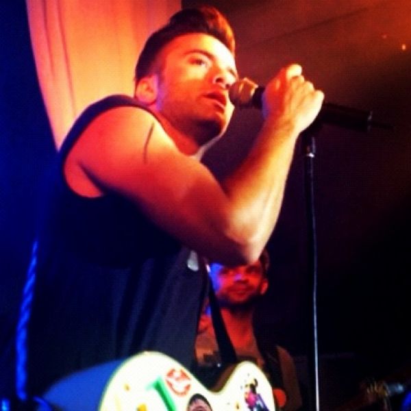 Ποια εκδηλώνει το θαυμασμό της σε Έλληνα τραγουδιστή και το δηλώνει μέσα από το μπλουζάκι της;