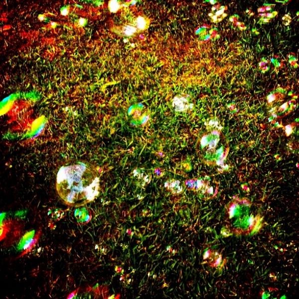 Ποια εκδηλώνει το θαυμασμό της σε Έλληνα τραγουδιστή και το δηλώνει μέσα από το μπλουζάκι της;