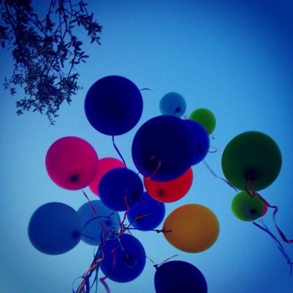 Ποια εκδηλώνει το θαυμασμό της σε Έλληνα τραγουδιστή και το δηλώνει μέσα από το μπλουζάκι της;