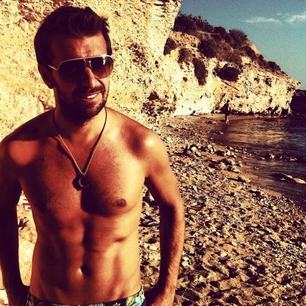 Ποιος τραγουδιστής κρύβεται πίσω από το καπέλο; 