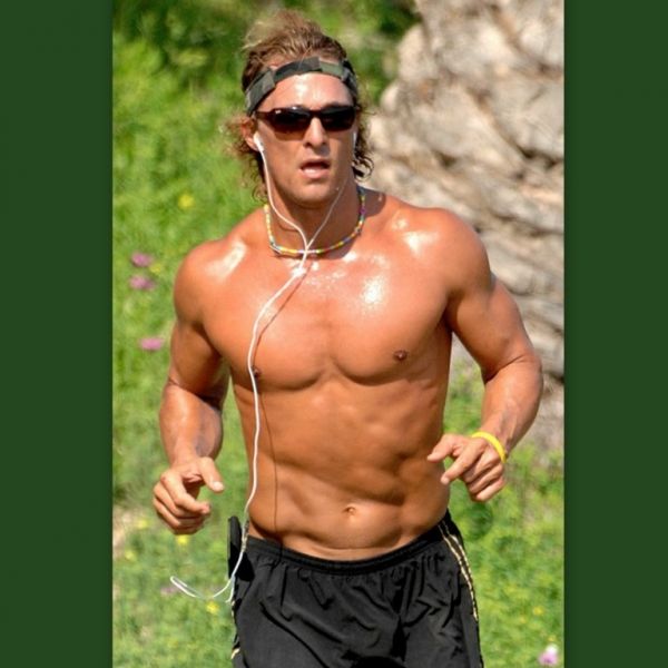 «Κόβει την ανάσα» με τους κοιλιακούς του ο… Matthew McConaughey