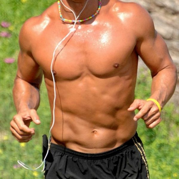 «Κόβει την ανάσα» με τους κοιλιακούς του ο…(αύριο η αποκάλυψη)