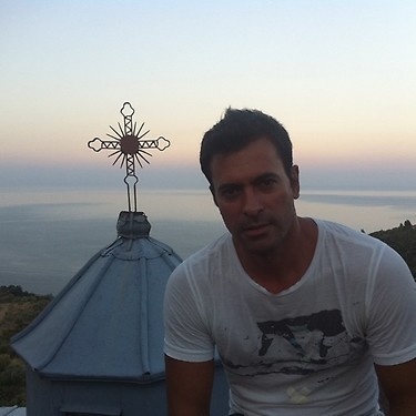 Παρουσιαστής φωτογραφίζεται στο Άγιο Όρος!