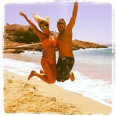 Ένα και δυο πηδάνε τα κύματα!