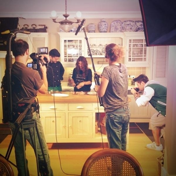 «Παράτησε» για λίγο την ειδησεογραφία και μπήκε στην κουζίνα