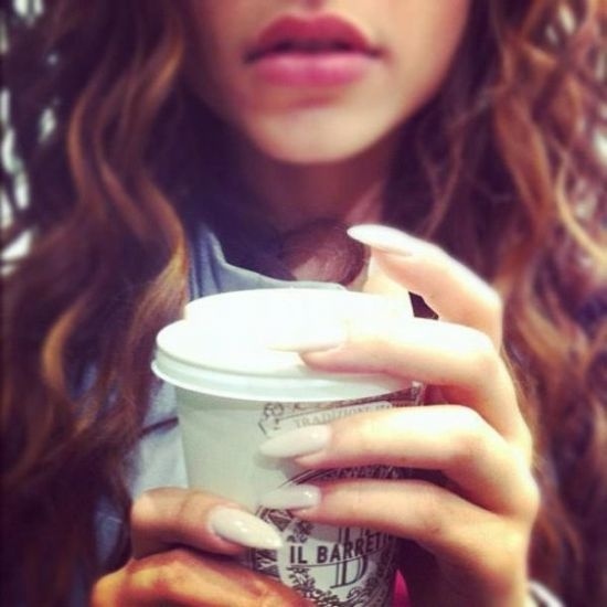 Γνωστή Ελληνίδα τραγουδίστρια έβαλε ψεύτικα νύχια!