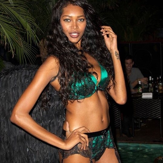 Η Jessica White ποζάρει με σέξι εσώρουχα και αναστατώνει! 