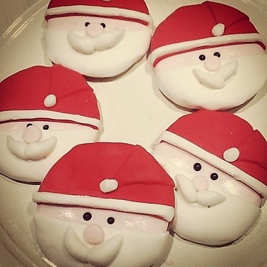 Δέσποινα Βανδή: Πλάθει κουλουράκια με τα δύο της τα χεράκια…