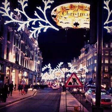 Ποιος γνωστός τραγουδιστής βρίσκεται στο στολισμένο Λονδίνο;