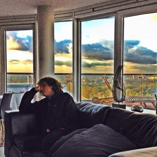 Φωτογραφίζει το ουράνιο τόξο από το μπαλκόνι του