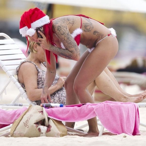 Ποια είναι η sexy Αγιοβασιλίτσα με τα tattoo; Η απάντηση... αύριο!