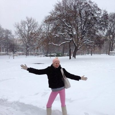 Η Τζούλια ντύθηκε και βγήκε στα χιόνια!