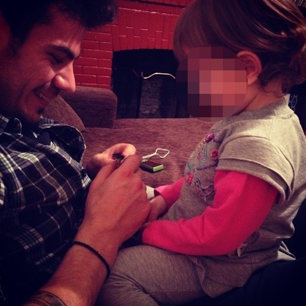 Άκης Πετρετζίκης: Πόσταρε στο twitter το κορίτσι που αγαπά (φωτό)