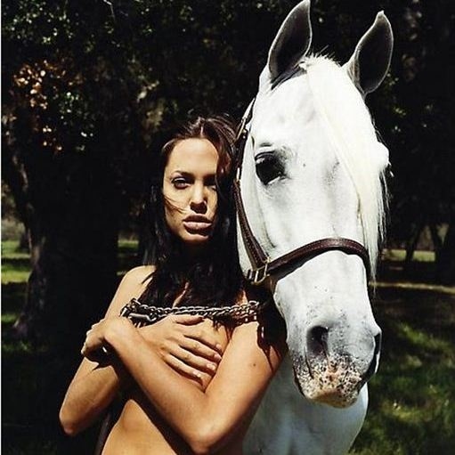Η Angelina Jolie και το… άλογο!