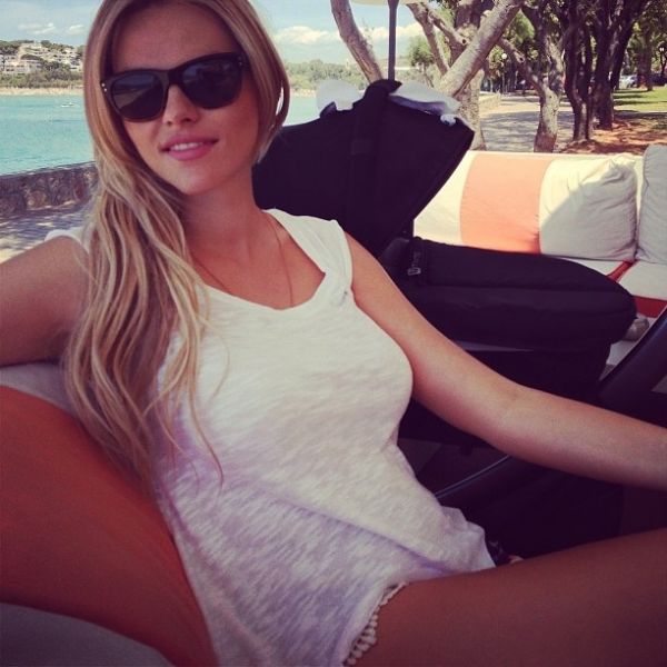 Δείτε την πρώτη βόλτα της Νάταλι Θάνου με τον γιο της!