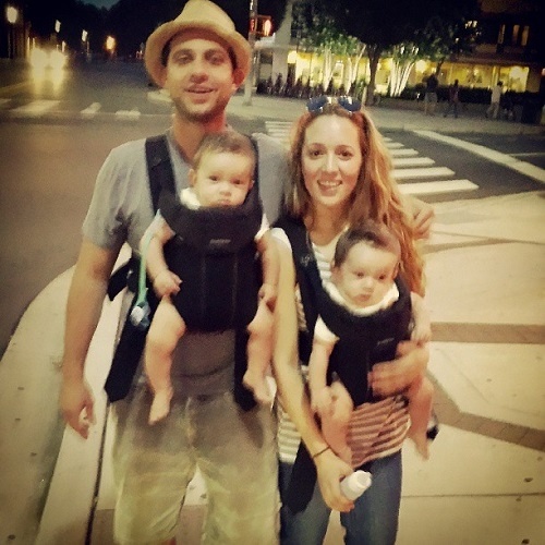 Η Καλομοίρα με τα δίδυμα και τον άντρα της στους δρόμους της Αμερικής!