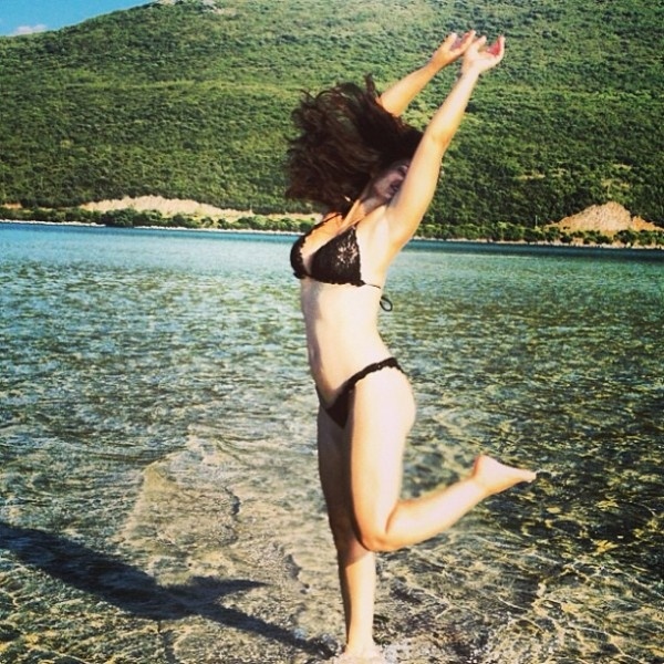 Οι σέξι πόζες της… 