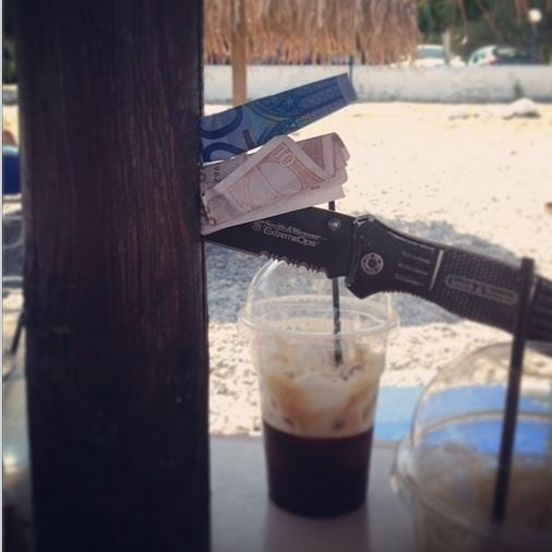 Βούτηξε στη θάλασσα και τα λεφτά για τον φραπέ του τα άφησε στο τραπέζι!