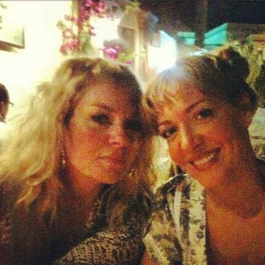 Ελισάβετ Μουτάφη-Υρώ Λούπη: Νυχτοπερπατούν στη Σαντορίνη!