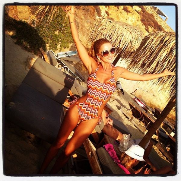 Η Στέλλα Καλλή ποζάρει με το σέξι μαγιό της (φώτο)