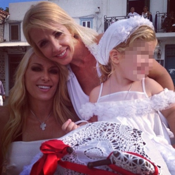 Ορθούλα Παπαδάκου: Βάπτισε την κόρη φίλων της στην Ύδρα