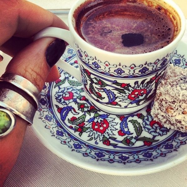 Απολαμβάνει τον καφέ της στην Κωνσταντινούπολη!