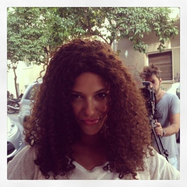 Λάουρα Νάργες: Από ξανθιά… καστανή σγουρομάλλα!