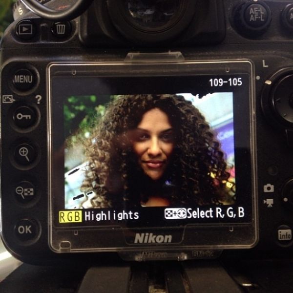 Λάουρα Νάργες: Από ξανθιά… καστανή σγουρομάλλα!