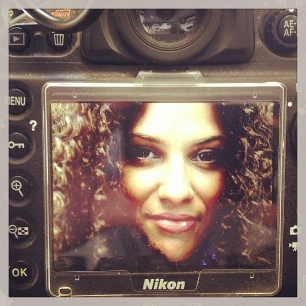 Λάουρα Νάργες: Από ξανθιά… καστανή σγουρομάλλα!