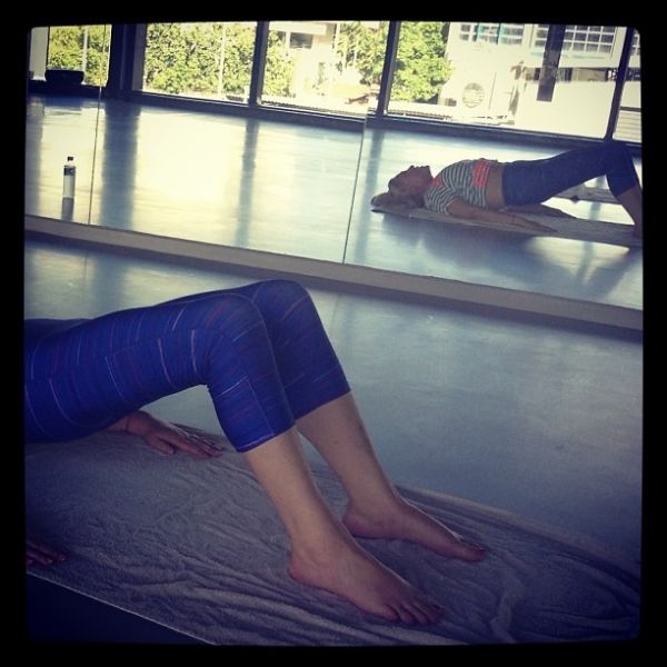 Δείτε τη Ρούλα Κορομηλά να… λιώνει με hot yoga! (φωτό)