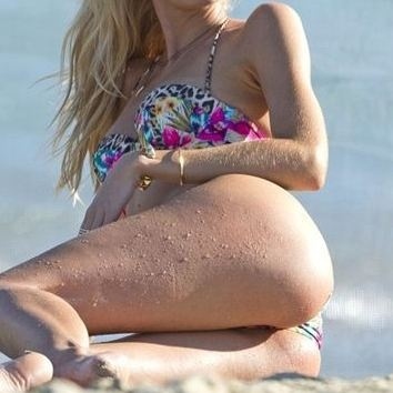 Ποιο είναι το μοντέλο που ποζάρει όλο χάρη;